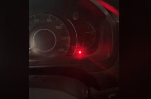 Araba kapalıyken yanıp sönen kırmızı ışık