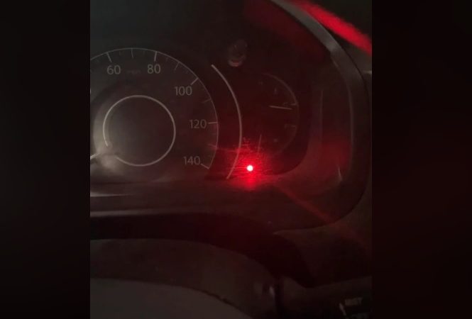 Araba kapalıyken yanıp sönen kırmızı ışık ne anlama geliyor ?